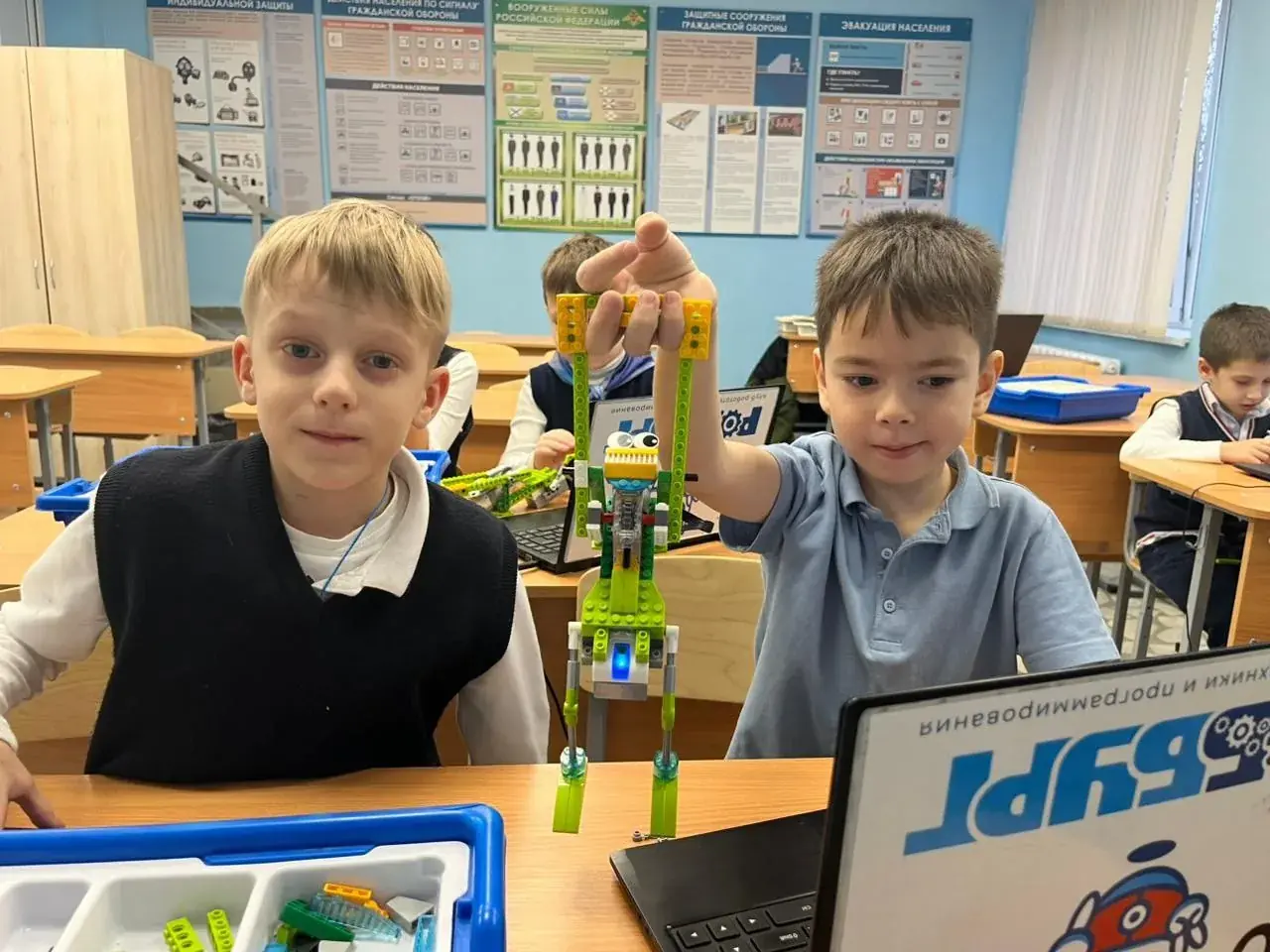 Дети на занятии по LEGO-робототехнике в Роббурге