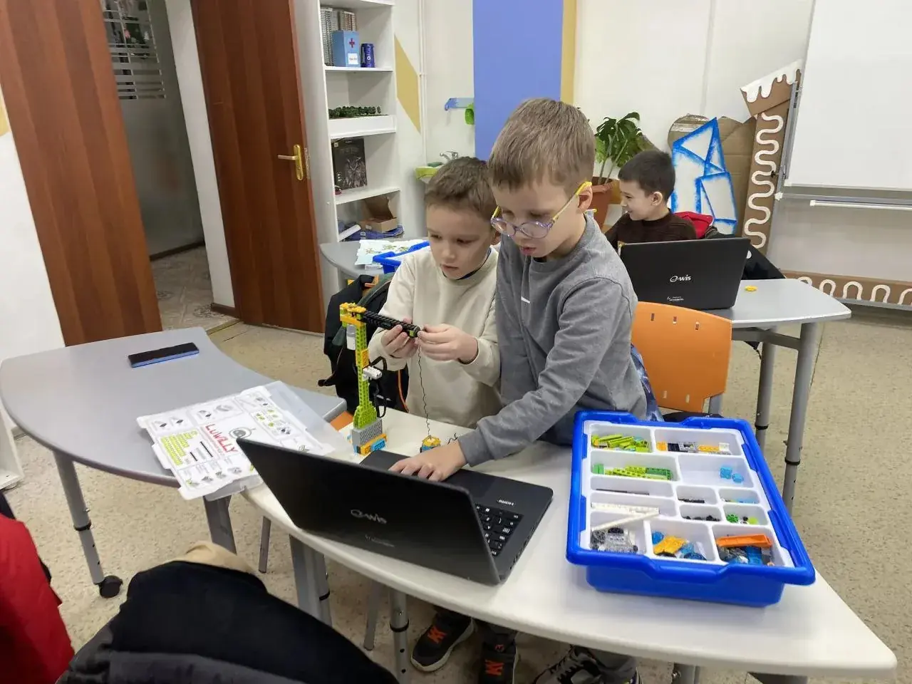 Дети работают с конструктором LEGO в клубе Роббург